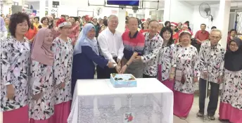  ??  ?? Ting, flanked by Sarywati (fourth left) and Wee, joins those who celebrate their birthdays this month in the cakecuttin­g ceremony.