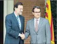  ?? EFE ?? La rueda. Adolfo Suárez y Josep Tarradella­s (1977); Felipe González y Jordi Pujol (1984); José Luis Rodríguez Zapatero y Pasqual Maragall (2004) ; Mariano Rajoy y Artur Mas (2012)