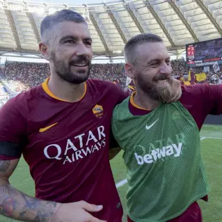  ??  ?? Veterani Aleksandar Kolarov, 33 anni, e il capitano Daniele De Rossi, 35: i più anziani del gruppo