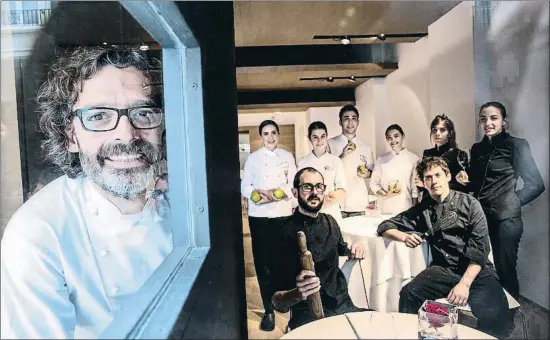  ?? XAVIER CERVERA ?? Oriol Ivern con su equipo de cocina y de sala en el comedor de Hisop