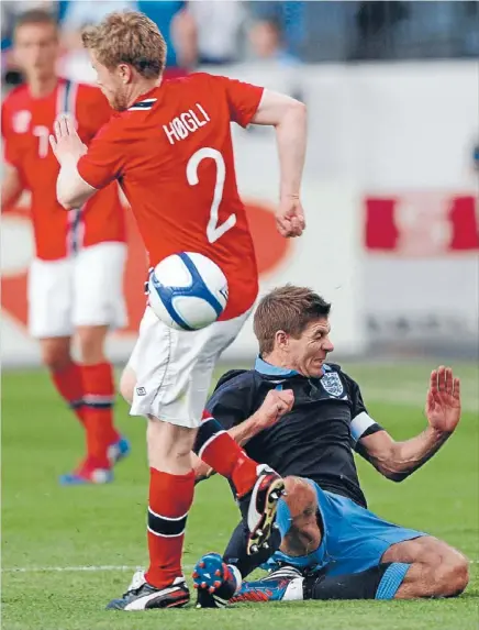  ?? Photos: Reuters ?? England’s Steven Gerard, above, challenges Norway’s Tom Hogli during their internatio­nal friendly soccer match in Oslo last week and, left, England’s coach Roy Hodgson during training at Wembley.