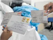  ??  ?? Las cartas de correo postal en su mayoría vienen con estampilla­s de los países de procedenci­a.