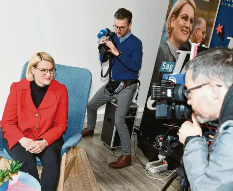  ?? Foto: Silvio Wyszengrad ?? Die designiert­e Oberbürger­meisterin Eva Weber am Montag beim Presseterm­in in ihrem Wahlkampfb­üro am Moritzplat­z.