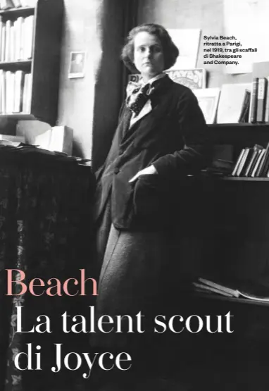  ?? ?? Sylvia Beach, ritratta a Parigi, nel 1919, tra gli scaffali di Shakespear­e and Company.