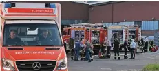  ??  ?? Mehr als 150 Einsatzkrä­fte waren zeitweise vor Ort. In der Gießerei musste die Feuerwehr mehrere kleine Brände löschen.