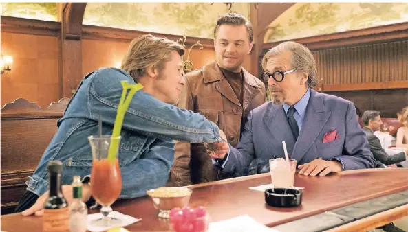  ?? FOTO: DPA ?? Leonardo DiCaprio (M.) als Rick Dalton, Brad Pitt (l.) als Cliff Booth und Al Pacino als Marvin Schwarzs in „Once Upon A Time In Hollywood“.