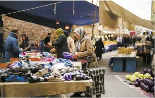  ?? ?? 月日，在土耳其伊斯坦布尔，人们在街头市场上购物。