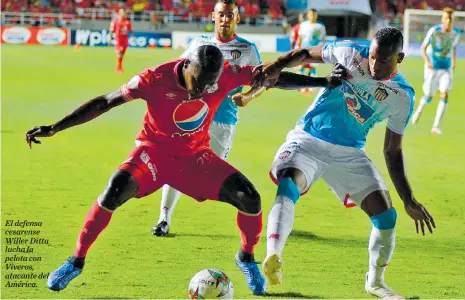  ?? COLPRENSA Y EL PAíS ?? El defensa cesarense Willer Ditta lucha la pelota con Viveros, atacante del América.