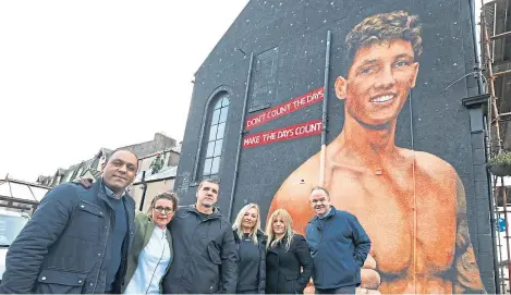  ?? Picture: Dougie Nicolson. ?? Beside the mural are, from left, property owner Asif Hussain, artist Celie Byrne, parents Gary and Kaye, artist Donna Forrester and Councillor Alex Campbell.