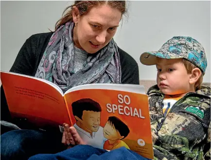  ?? PHOTO: WARWICK SMITH/STUFF ?? Rochelle Hutson reads David Hill’s new book to her 4-year-old son, Nathan.