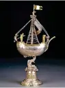  ??  ?? Ein prunkvolle­r Silberpoka­l in Form eines Schiffes – um 1570