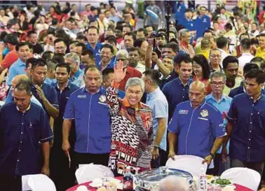  ?? PIC BY MUHAIZAN YAHYA ?? Deputy Prime Minister Datuk Seri Dr Ahmad Zahid Hamidi at a gathering with the local community in Bagan Datuk yesterday.