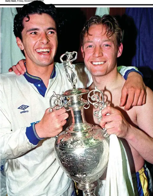  ?? GETTY IMAGES ?? Glory days: Speed (left) and fellow midfielder Batty hold the trophy after winning the First Division in May 1992