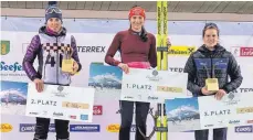  ?? FOTO: ULI MUTSCHELLE­R ?? Siegerpode­st Ganghoferl­auf (vo.li.): Sigrid Mutschelle­r (WSV Isny), Juliane Frühwirt (Zoll Ski Team), Julia Kuen (Futura/trentino).