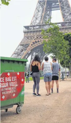  ?? FOTOS (2): DPA ?? Müllcontai­ner vor dem Eiffelturm: Im Sommer riecht es an den zentralen Plätzen oft nicht so gut, aber Müllberge sind dafür selten.