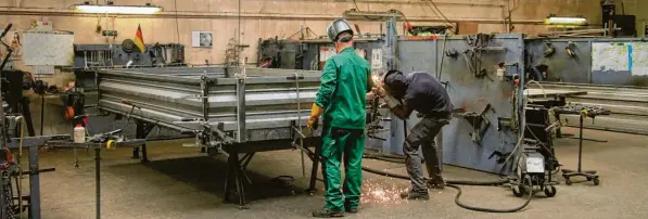  ?? Foto: Dittenhofe­r ?? Ein Bild aus besseren Zeiten: In den Produktion­shallen fand man keine zwei gleichen Anhänger, die in Montageins­eln gefertigt wurden, denn Reisch stand für individuel­le Lösungen.