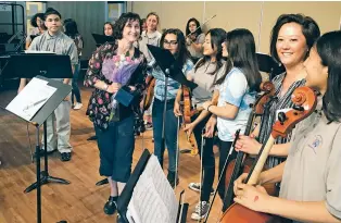  ?? ROBERT NOTT/THE NEW MEXICAN ?? Carla Kountoupes, one of Partners in Education’s Teachers Who Inspire, celebrates with some of her students at El Camino Real Academy after hearing news of the award.