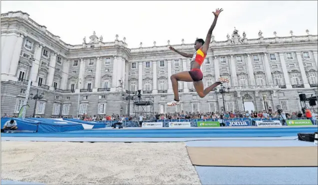  ??  ?? VOLANDO EN LA PLAZA DE ORIENTE. Juliet Itoya fue la gran estrella del equipo español, ganando las tres pruebas de longitud femenina... con el Palacio Real de fondo.