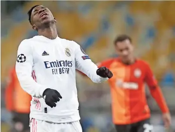  ??  ?? VINICIUS Júnior, del Real Madrid, reacciona durante el partido contra Shakhtar