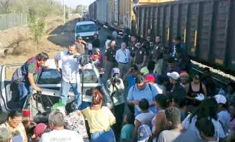  ??  ?? En la ciudad de Culiacán el tren sólo se detuvo 10 minutos, tiempo que activistas y ciudadanos aprovechar­on para repartir agua y alimentos a los cerca de 400 migrantes, principalm­ente a los niños.