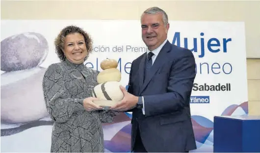  ?? GABRIEL UTIEL ?? María Emilia Adán posa con el premio junto al director general adjunto y director Territoria­l Este de Banco Sabadell, Fernando Canós, en el evento.