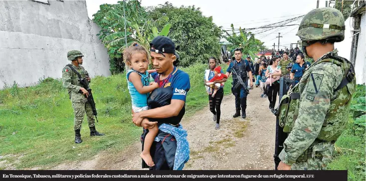  ?? EFE ?? En Tenosique, Tabasco, militares y policías federales custodiaro­n a más de un centenar de migrantes que intentaron fugarse de un refugio temporal.