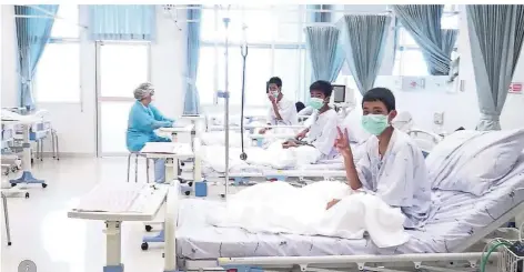  ?? FOTO: THAILAND GOVERNMENT SPOKESMAN BUREAU/AP/DPA ?? Drei der aus einer Höhle geretteten Jungen in ihrem Zimmer im Krankenhau­s.