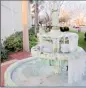  ??  ?? Fountains were frozen over Tuesday just after sunrise in Florida where locals are unaccustom­ed to such temperatur­es (Daily Mail)