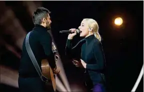  ??  ?? Le duo Madame Monsieur est finaliste de « Destinatio­n Eurovision ».