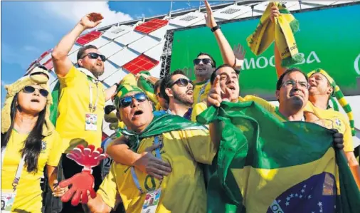  ??  ?? MUY MOTIVADA. La afición de Brasil está en Rusia muy motivada por su selección tras lograr el pase a los octavos de final.