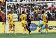  ?? Picture: Gavin Barker/ BackpagePi­x ?? Thabiso
Lebitso of Orlando Pirates watches his strike beat Kaizer Chiefs goalkeeper Bruce Bvuma at Soccer City yesterday.