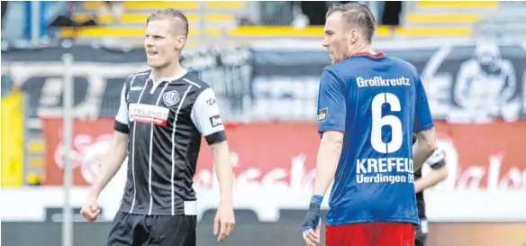  ??  ?? Beide werden in naher Zukunft wohl nicht mehr in der Ostalb Arena auf dem Rasen stehen. Patrick Schorr (aktuell in Jena unter Vertrag. Hier noch im Trikot des VfR Aalen) und Kevin Großkreutz (rechts) bei der Drittliga-Partie der Aalener im April 2019. Das Spiel endete 4:2 für die Krefelder.