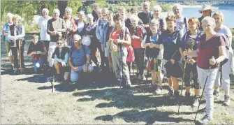  ?? - Crédits : MS ?? Les marcheurs de Lous Caminaïres posant devant le lac des Cammazes (Montagne Noire)