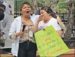  ?? ?? Mirna Manzanares Chávez, madre de familia, relata cómo está despedida luego de trabajar en el sector salud durante la pandemia. A la izquierda, los manifestan­tes en su llegada al Palacio de Gobierno