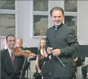  ??  ?? El mexicano Miguel Salmón del Real dirigirá a la Orquesta Sibelius en el concierto final de la gira que realiza la agrupación por el país