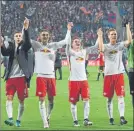 ?? FOTO:AP ?? El Leipzig celebra el 3-1 con la afición