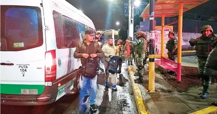  ??  ?? La Guardia Nacional realiza operativos en la autopista México-Puebla en distintas horas tramos, en la vía que registra el mayor número de atracos.