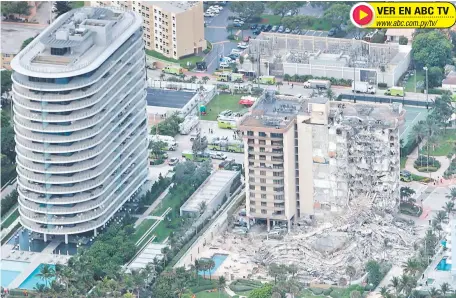  ??  ?? El edificio Champlain Towers South, de 12 pisos, colapsó en la madrugada de ayer cuando la mayoría de sus ocupantes dormía.