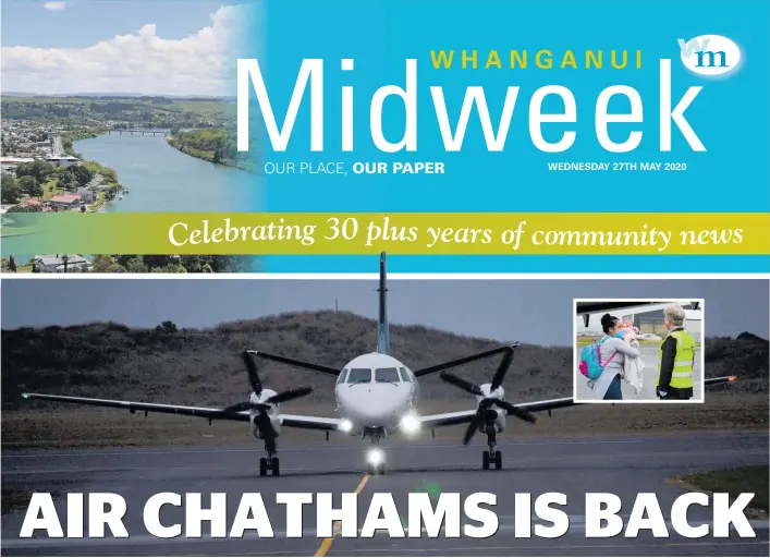  ?? Photos / Paul Brooks ?? Air Chathams arrives at Whanganui Airport and (inset) Mayor Hamish McDouall greets passengers.