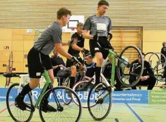  ?? FOTO: WOLFGANG WUKASCH ?? Die Niederhain­er Mannschaft mit Paul Seifert/Tobias Hanisch (vorn von links) gewann gegen Eula mit 3:1.