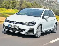  ??  ?? Flankieren­de Maßnahmen für den Golf R (Mitte) übernehmen hier die Öko-Musterknab­en E-Golf (oben) und GTE (unten). Der „R“ist die sportliche Speerspitz­e im Sortiment, mit 310 PS und Allradantr­ieb, und es gibt ihn auch als Kombi. Der E-Golf fährt jetzt...