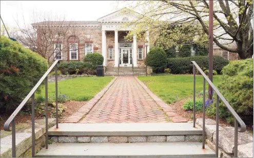  ?? Grace Duffield / Hearst Connecticu­t Media ?? The 1913 wing of the New Canaan Library on Main Street is the center of a controvers­y as residents try to decide if it should be demolished after the new library is built next door.