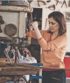  ??  ?? Inés Benavides en uno de los talleres donde participa directamen­te en el proceso de creación de sus piezas. De arriba abajo: silla Nastro, en hierro pintado; butaca Otto y mesita auxiliar Elfo; consola Kobra, junto al taburete rojo Cubb, el único modelo que se realiza en serie y se laca en un taller de coches; y mesitasnid­o Agilia, de hierro y piedra.