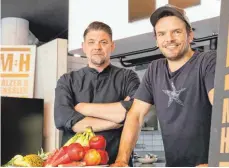  ?? FOTO: U.PERREY/DPA ?? Die Hamburger Köche Tim Mälzer (links) und Steffen Henssler wollen in ihrer neuen Kochshow beides liefern: Essen und gute Unterhaltu­ng.