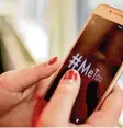  ?? Foto: dpa ?? Eine Frau hält ein Smartphone mit der Aufschrift „#Metoo“hoch.