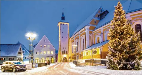  ?? Foto: Tobias Hartmann ?? Seit November ist das Untere Tor wieder geöffnet. Mit Jesuitenki­rche, Schranne und Weberhaus rahmt es den neu geschaffen­en Platz am westlichen Ende der MAximilian straße ein.