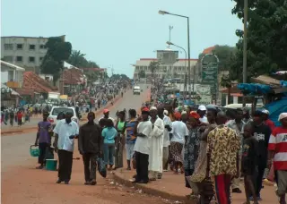  ?? AFP ?? Guineenses manifestam preocupaçã­o com a situação de crise que atrasa o país