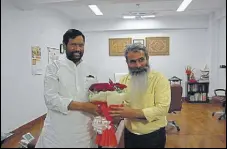  ?? HT PHOTO ?? Punjab food and civil supplies minister Bharat Bhushan Ashu with Union minister for consumer affairs, food and public distributi­on Ram Vilas Paswan in New Delhi on Wednesday