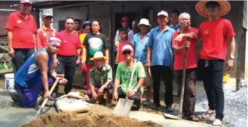  ??  ?? Edward (standing, third left), Lina (standing, fourth left) and others involved in the gotong royong pose for a photo call.