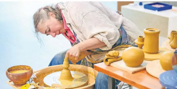  ?? FOTOS (3): WALTER ?? Keramikkün­stlerin Martina M. Thies hat am Europäisch­en Tag des Kunsthandw­erks gezeigt, wie man aus Ton eine Teekanne herstellt.
